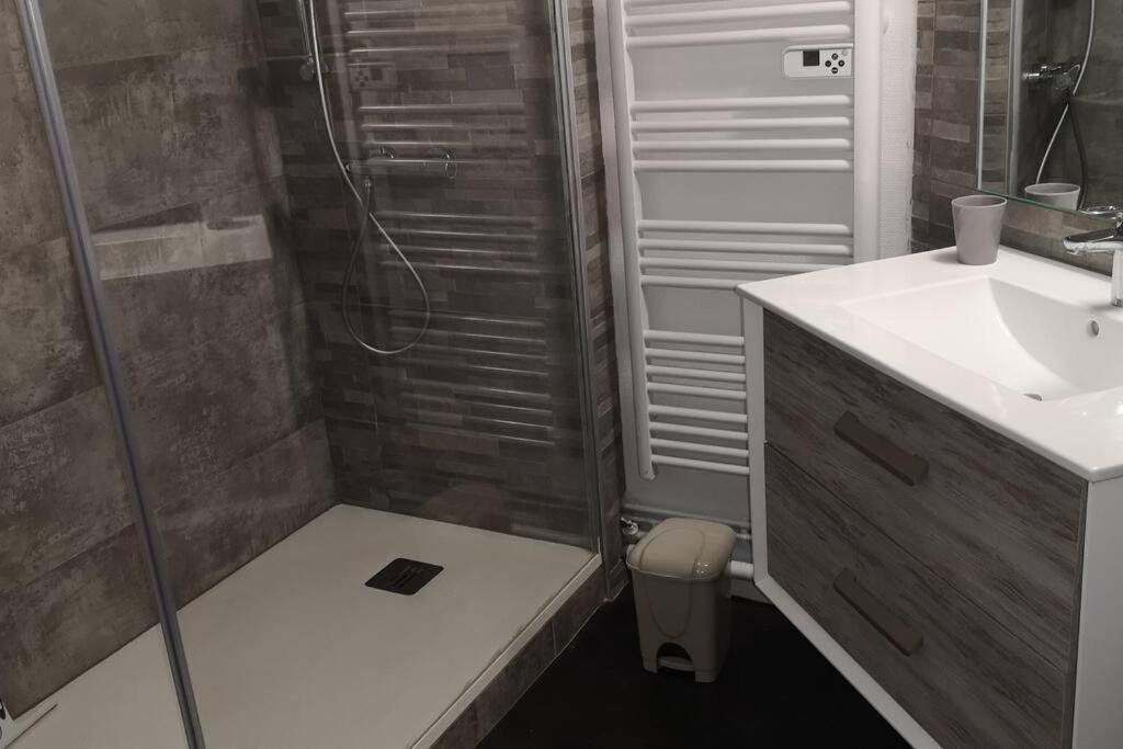 Duplex Au Centre Ville, Dans Cour Interieure Calme Dole Exterior foto